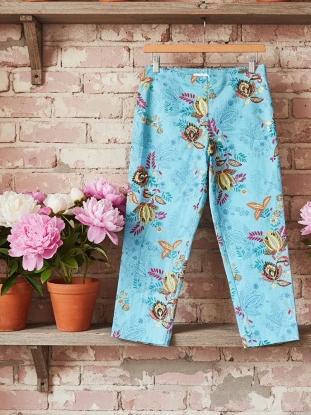 Cashmeres blue floral toile capris pants
